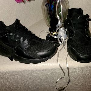 Black Nike Huaraches